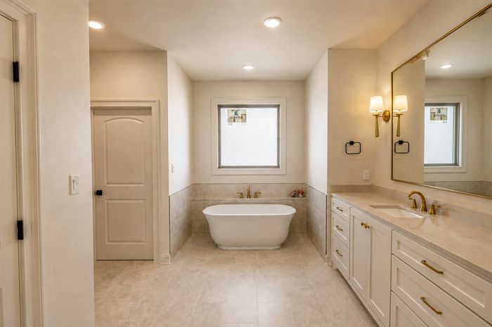 114 Kinley Loop — Primary bath with freestanding soaking tub