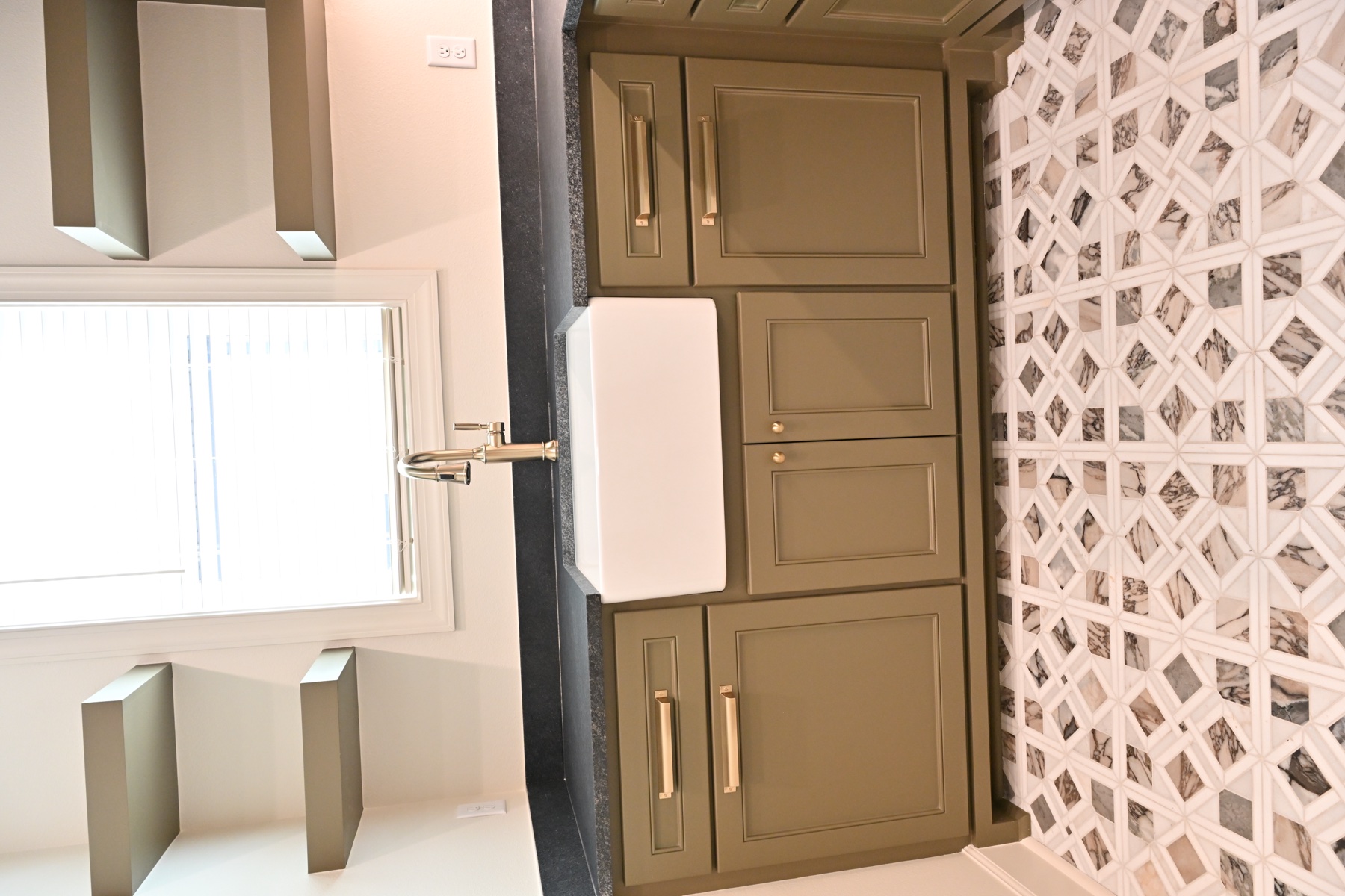 217 Abington Circle — Interior detail